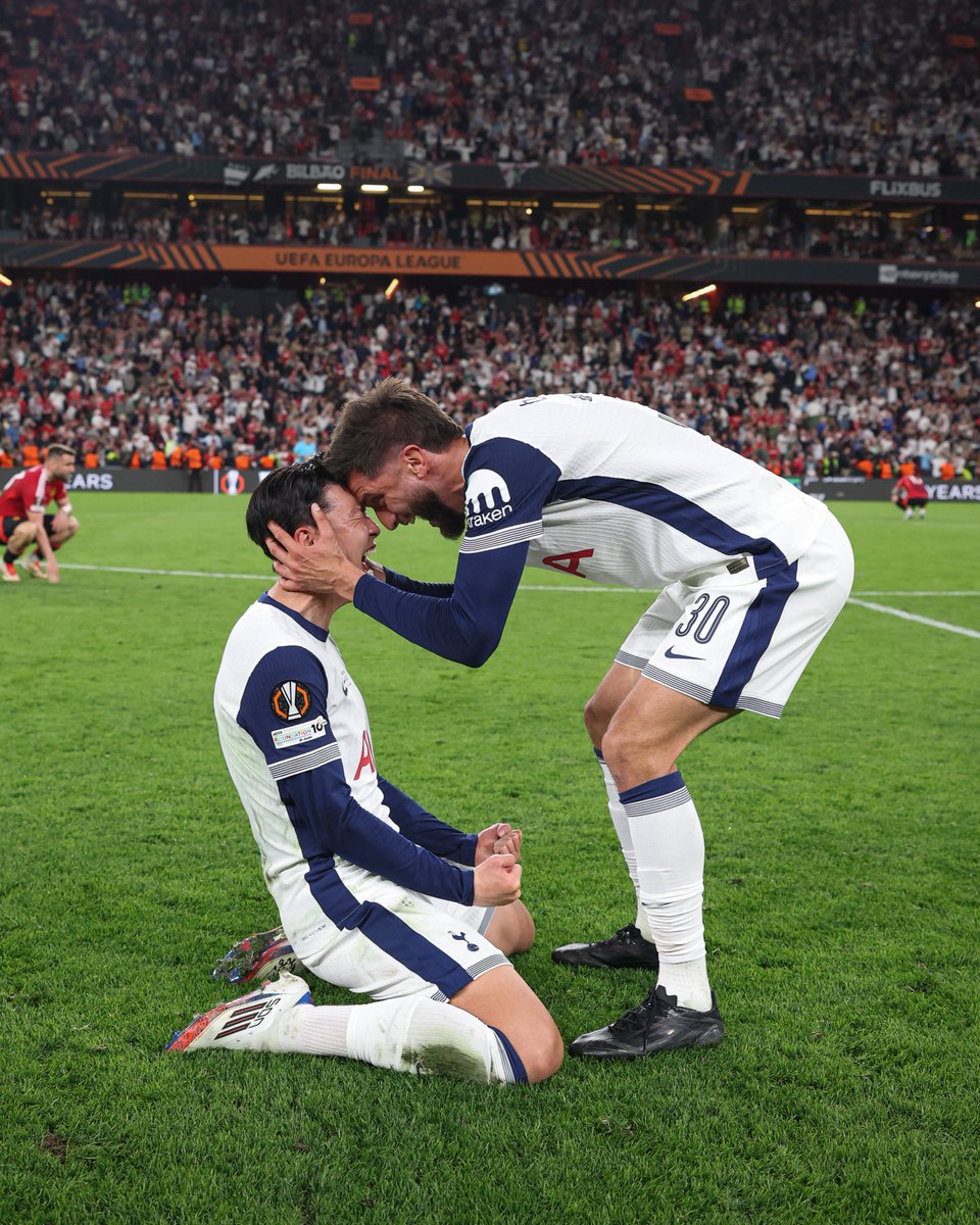 That moment when the final whistle blows 🏆

#UEL