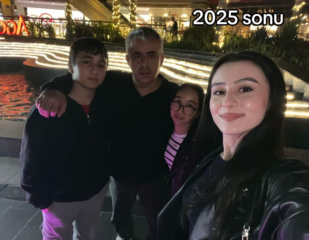 Bir adam, 2025 yılının başında ve sonunda ailesiyle çekilmiş iki kareyi yan yana paylaşarak aradan geçen bir yılın tüm ağırlığını sadece tek kare ile anlatmaya çalıştı.