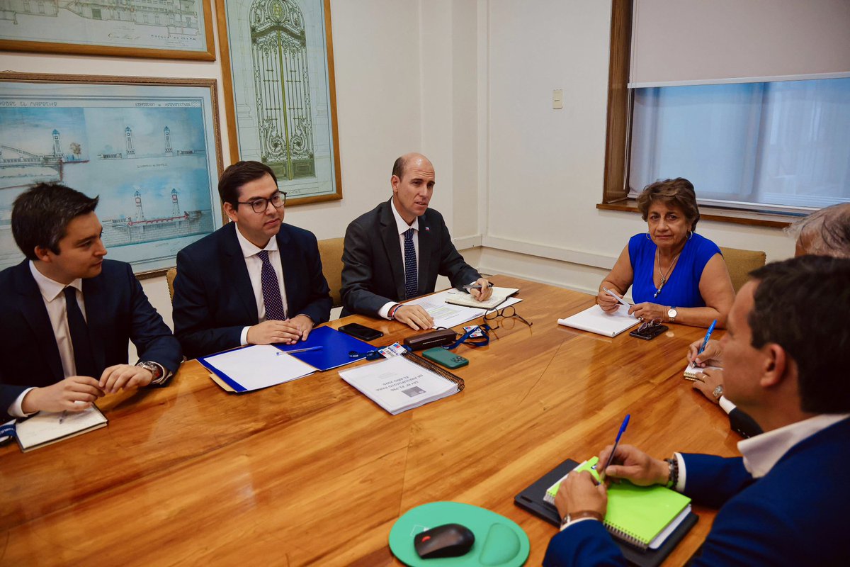 El MOP trasciende gobiernos y personas, tiene casi 140 años construyendo el desarrollo de Chile. La infraestructura pública pertenece al Estado y tiene el único objetivo de beneficiar a las personas.

Hoy nos reunimos junto a la Ministra <a href="/jlopezsaffie/">Jessica López Saffie</a> con un foco claro,