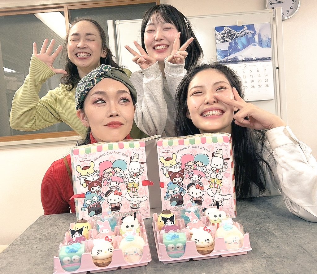 juni_yumiko_s's tweet photo. #かもかも2026

２月の誕生日がこんなにいる座組なんて初めて😳🥳
お祝いしていただけるなんて
幸せですね🎂

この4人、それぞれ全く違う個性の役です🤭
お楽しみに〜🤗❤️ https://t.co/ec2JfxqKKd
