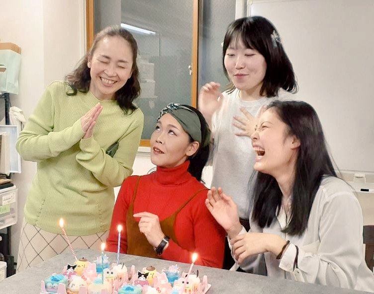 juni_yumiko_s's tweet photo. #かもかも2026

２月の誕生日がこんなにいる座組なんて初めて😳🥳
お祝いしていただけるなんて
幸せですね🎂

この4人、それぞれ全く違う個性の役です🤭
お楽しみに〜🤗❤️ https://t.co/ec2JfxqKKd