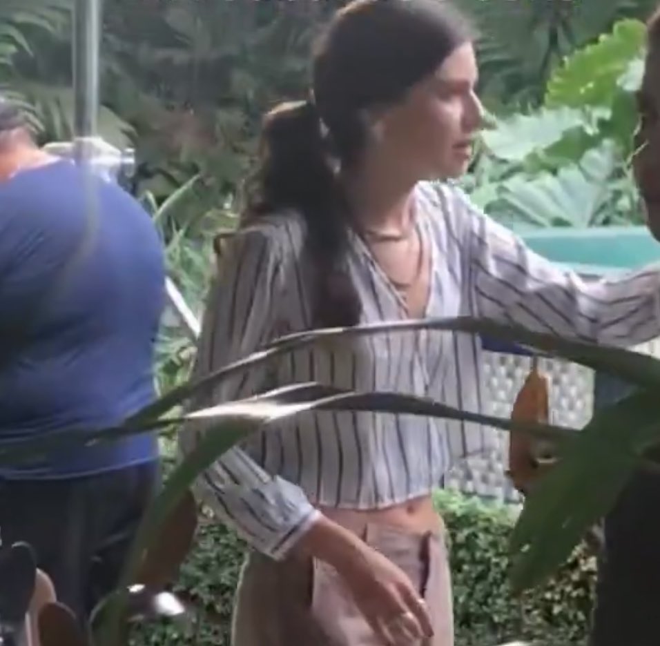 gente POsso falar? a lorena tá muito vibes mãe de uma ruivinha de olhos verdes aqui tipo muito