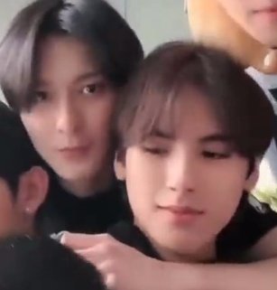 Another AU idea 

🪼: Look how pretty the sky is? 
🐉: Yeah.. It's really pretty 
🪼: Thank you for flying with me.. 
🐉: Don't be sad, do you want some snuggles? 

#ริวจินแพทจิ #ryujinpatji