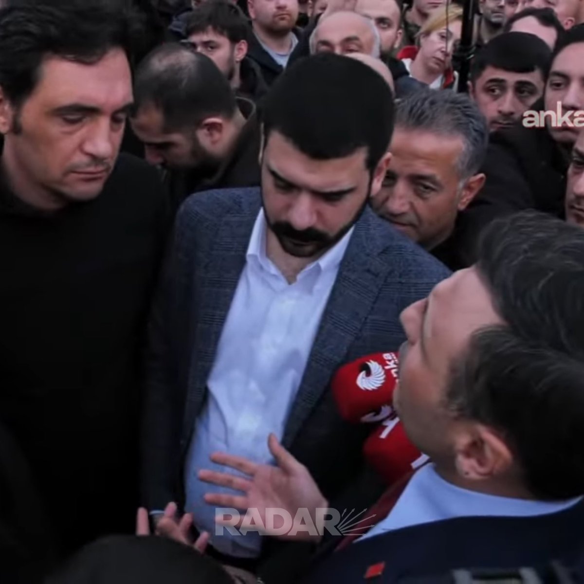 rradarhaber's tweet photo. Özgür Çelik’ten yürüşüyü engelleyen polis görevlisine: 

"Bilal Erdoğan'a izin veren Valilik CHP'ye neden izin vermiyor?" https://t.co/0ZkvZr7exx