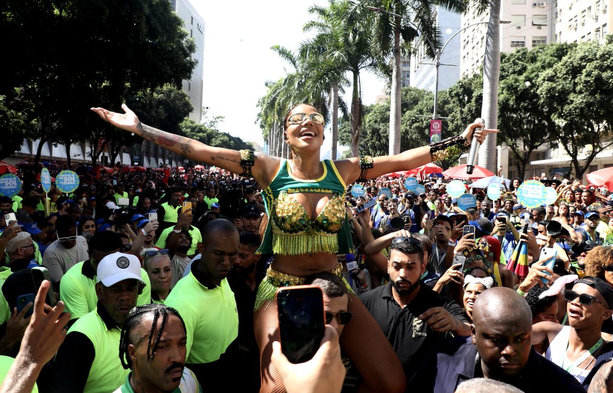 ludmilla_access's tweet photo. 🇧🇷 É ELA! Em mais um ano consecutivo, Ludmilla lota as ruas do Rio de Janeiro com seu mega bloco 'Fervo da Lud'. https://t.co/E0dbwOJG91