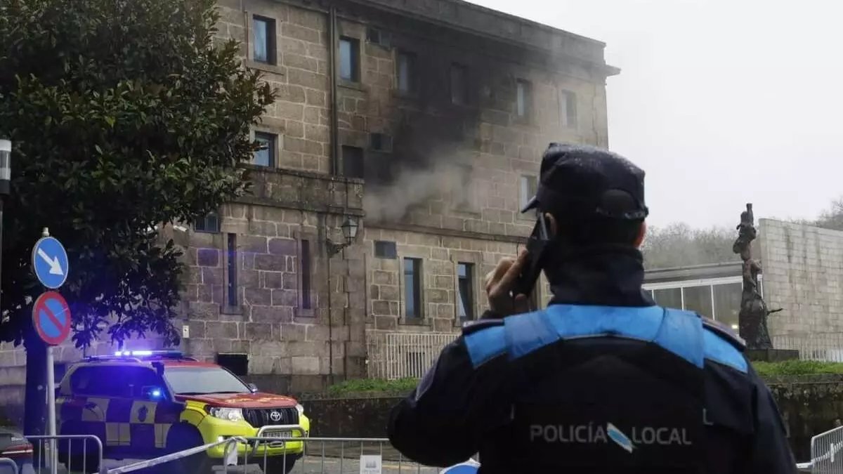Gracias de nuevo a Bombeiros de Santiago de Compostela, y Policia Local por su esfuerzo para controlar y extinguir este incendio que parecia ya inactivo.