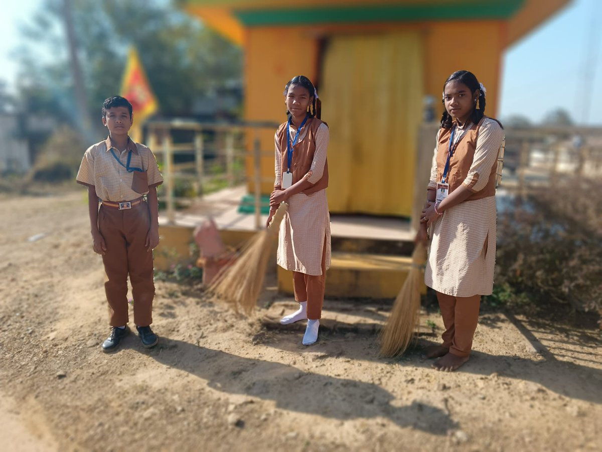 ସଫେଇ କାର୍ଯ୍ୟକ୍ରମ - ୪
ଲୁଆବାହାଲ ଗ୍ରାମର ନବମ ଶ୍ରେଣୀ ବିଦ୍ୟାର୍ଥୀଗଣ ଗ୍ରାମ ହନୁମାନ ମନ୍ଦିର ପରିସର ସଫା କରୁଛନ୍ତି ।