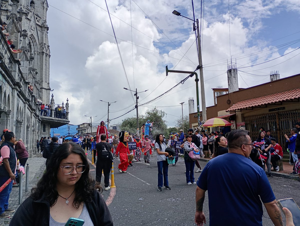 CamiAdventures's tweet photo. 🎭🇪🇨 Our passengers enjoying the vibrant Carnival in Quito!
Colors, traditions, music, and unforgettable moments — this is Ecuador 🇪🇨✨
Travel with CamiAdventures and experience it yourself 🌎💛

#CamiAdventures #Quito #Ecuador #Carnival #Travel https://t.co/QQW70ezR2U