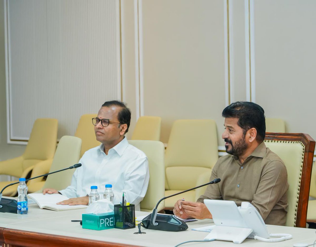 IPRTelangana's tweet image. Hon’ble CM Sri @revanth_anumula chaired a high-level review of the Municipal Administration &amp;amp; Urban Development Dept. at the Secretariat.

He directed officials to accord top priority to cleanliness in #GHMC, #Cyberabad &amp;amp; #Malkajgiri Corporations, warning of strict action against