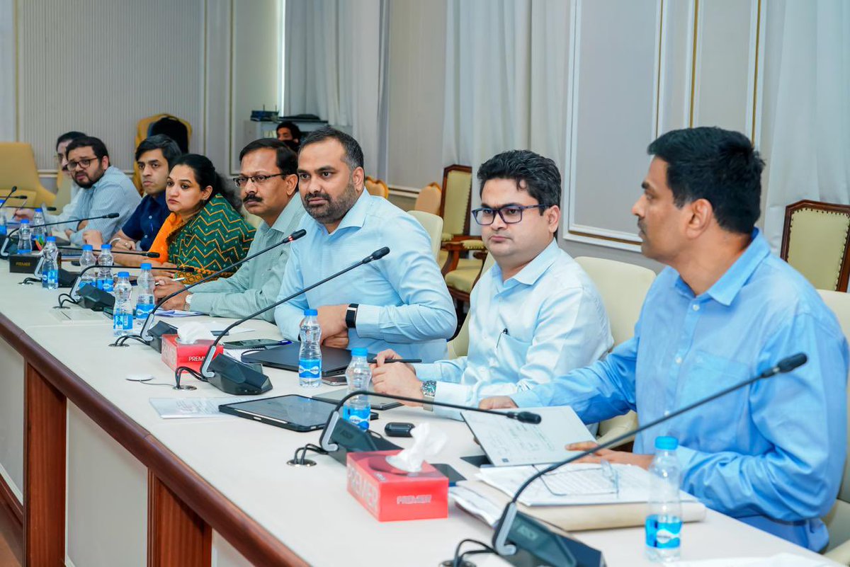 IPRTelangana's tweet image. Hon’ble CM Sri @revanth_anumula chaired a high-level review of the Municipal Administration &amp;amp; Urban Development Dept. at the Secretariat.

He directed officials to accord top priority to cleanliness in #GHMC, #Cyberabad &amp;amp; #Malkajgiri Corporations, warning of strict action against