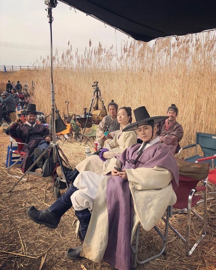 무영: 인자해보이지만 세뱃돈 짜게 줄거같음
서비: 나이순으로 책정한 가격대로 줌 건강하고 공부잘하라고 덕담해줌 
범팔: 술취해서 기분좋으면 돈뿌림 삼촌 최고라고 띄워주면 신나서 더뿌림 
이창: 큰돈만 있음 돈단위가 높음 당연함 왕족임
영신: 세뱃돈? 그게뭐임 내가줘야지 수망촌'아이'임