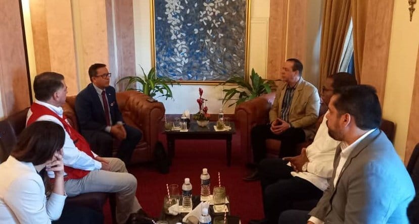 ⚕️🇨🇺⛑️|  Ministro de Salud <a href="/japortalmiranda/">José Angel Portal Miranda</a> sostuvo encuentro con Xavier Castellanos, subsecretario general de Coordinación de Operaciones y Desarrollo de Sociedades Nacionales de la Federación Internacional de la Cruz Roja y la Media Luna Roja.

Más 👉 acortar.link/MC0m17