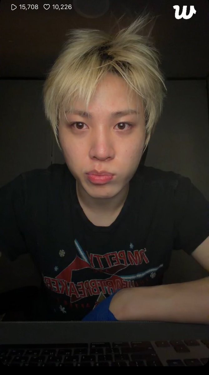 มีเด้กมาไลฟ์วันเกิดดด นั่งหัวยุ่งเลยย55555

21ST HWANDERLAND
#TwentyHWANderfulDay
#ジョンファンとの時間を花束に変えて
#정환아_생일축하해_두쫀쿠_218억개사주마