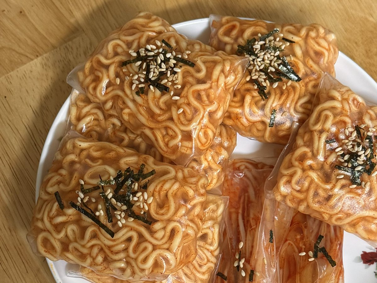 twoisonly's tweet photo. 오늘 오랜만에 불닭쌈 싸먹음 
팽이버섯은 덤 https://t.co/KVMpwE8Pbo