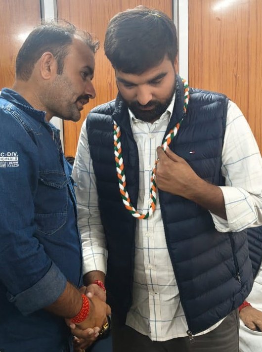 RajuKhadav7's tweet photo. तुम शुरू तो करो 
रण मे कूदने की बचैनी हमे भी है 
@AbhimanyuP00NIA https://t.co/hHmYVEvCUF