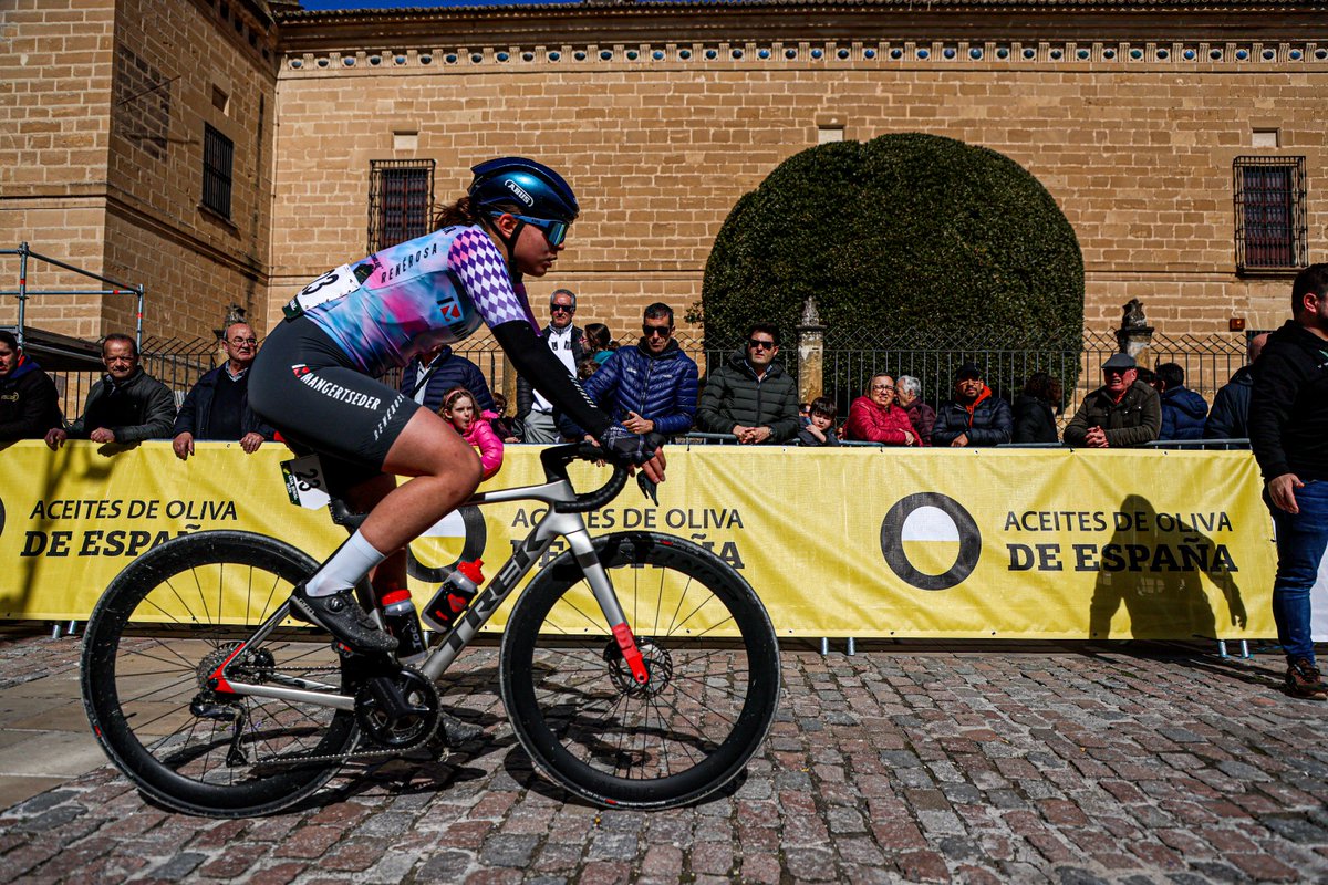 AceitesOlivaES's tweet photo. Aficionados al ciclismo de todo el mundo han podido disfrutar de la @ClasicaJaen , donde nuestro olivar y los Aceites de Oliva de España han tenido un enorme protagonismo. El mejor escaparate para nuestro sector. #ElComplementoPerfecto https://t.co/G4HxA6uZbD