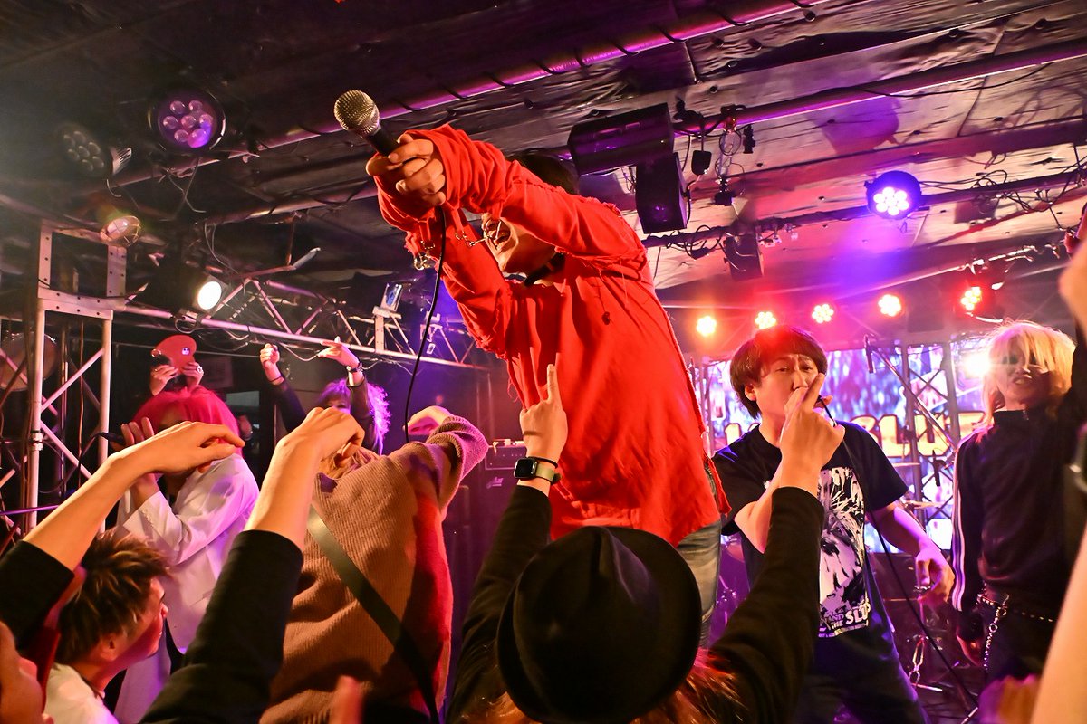 updateupdeta's tweet photo. SAMMY(BILLY AND THE SLUTS)の還暦を祝うライブに、同じ90年代のヴィジュアルシーンを駆け抜けた仲間たちが大勢出演。あの頃の熱気が蘇った!!

https://t.co/VuA1sAq8aO https://t.co/4fQ5b4QTNY