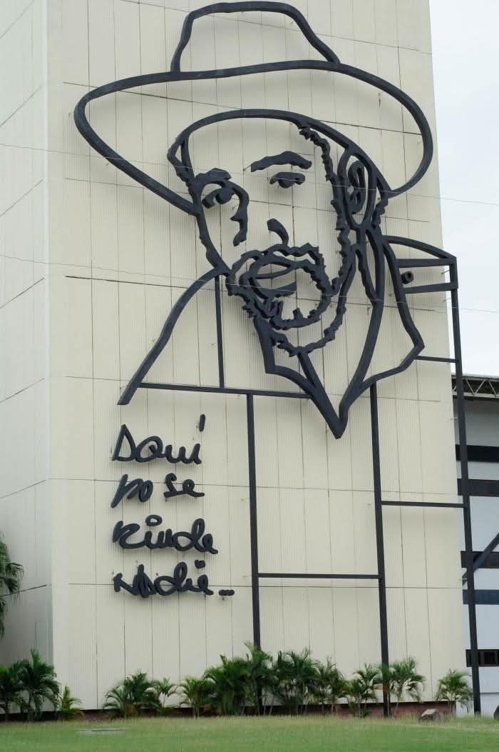 🇨🇺| Cuando las voces del desaliento pretendan quebrar la voluntad de este pueblo, la historia nos recuerda a Juan Almeida Bosque. Desde la Sierra y desde todas las trincheras, su voz permanece como guía y latido en la conciencia: «¡Aquí no se rinde nadie!»

#CubaViveEnSuHistoria