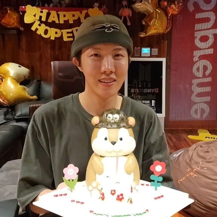 Dil1181925's tweet photo. 🎂🎉🎉🎉🎉🎉🎉🎉
#HOBIDAY
#HAPPYJHOPEDAY
#HAPPYBIRTHDAYJHOPE
#To_Be_Continued_218
#HOBIDREAMS2026
#WithjhopeAlways
#AnotherYearOfHope
#HopeBornToShine
#HopeBringsSweetDreams https://t.co/VaY9Ote3tw