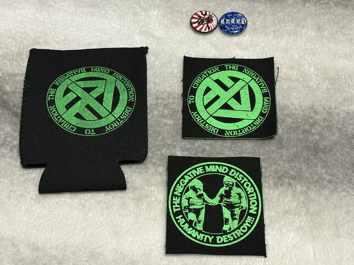 yasspon's tweet photo. 先日の戦利品 ネガマイのニューマーチ！
パッチとクイジー
と極蔵さんとCxCxDの缶バッチ！
んーとこのパッチ余白少なすぎません？
裁縫上手な人用かな🤣ボンドで留めるか！
今度ボンド探してみよ！
#THENEGATIVEMINDDISTORTION https://t.co/CzlBapzCHS