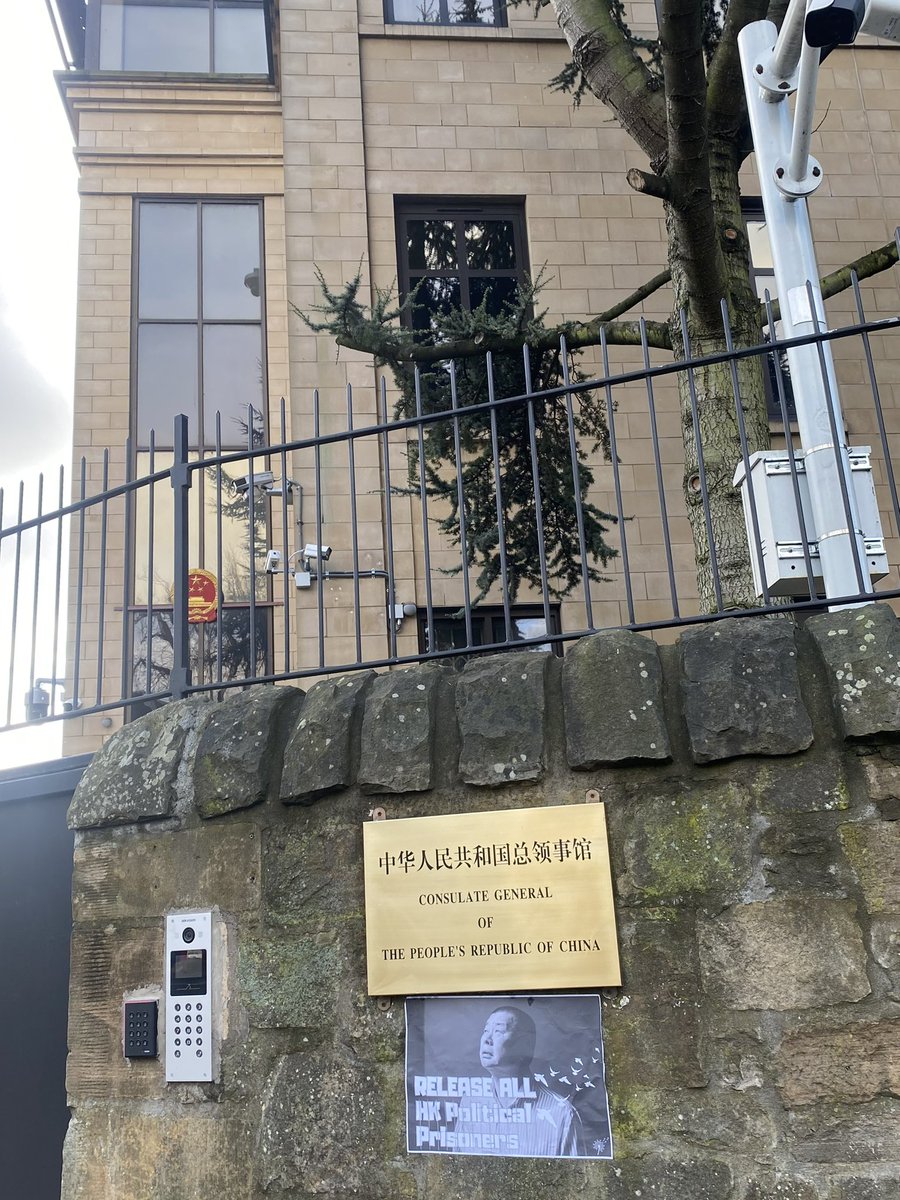 早幾年我哋會用較輕鬆、幽默嘅方式，喺中國駐愛丁堡總領事館門口表達意見，因為我哋相信笑聲可以凝聚人心，同行抵抗。
今日我哋嚴肅講清楚訴求：
#ReleaseAllHKPoliticalPrisoners #EndTyranny
現場可見嘅監控鏡頭比以往更多，但我哋仍然行出嚟：因為沉默，只會令迫害變得「正常」。