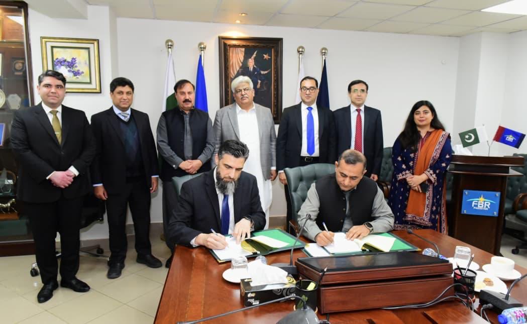 FBRSpokesperson's tweet image. As part of its ongoing transformation plan,#FBR has signed a contract with #LUMS for delivery of customized professional certificates for its officers. The signing ceremony was attended by Chairman FBR,Board Members,DGs of IRS&amp;amp;Customs academies &amp;amp;LUMS officials.1/3
@MoIB_Official