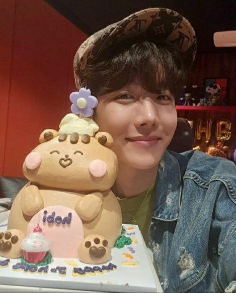 ¡Feliz cumpleaños 32 a Hobi! Que siga brillando y siendo feliz para siempre 💜☀️

HAPPY BIRTHDAY J-HOPE
#HOBIDAY
#HAPPYJHOPEDAY
#HAPPYBIRTHDAYJHOPE
#HOBIDREAMS2026
#AnotherYearOfHope
#HopeBornToShine
#HopeBringsSweetDreams
#제이홉의하루가_사랑으로가득하길
#제이홉_생일복_많이받아