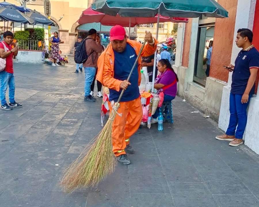 🧹✨ Barrido Manual l Turnos Vespertino

Continuamos reforzando las acciones de limpieza con labores de barrido manual vespertino en el Centro de la Ciudad, atendiendo calles y espacios públicos para mantenerlos libres de residuos.