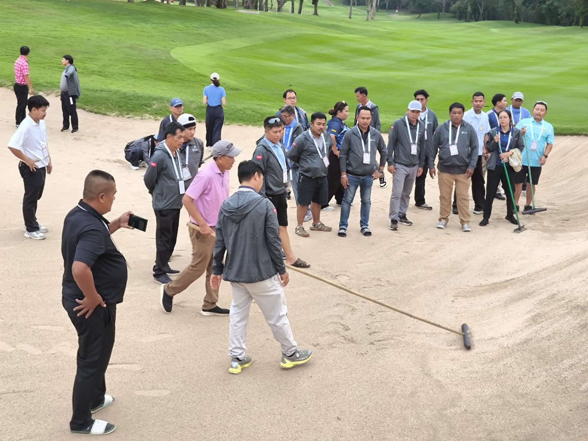 mateepto's tweet photo. Khun Boonthong, GM (Turfgrass Maintenance) of the Siam Country Club group, welcomed the Agronomy Superintendent Volunteers and conducted bunker maintenance training for the Honda LPGA 2026, to be held February 19–22 at Siam CC Old Course. https://t.co/PwVEkU0lSB