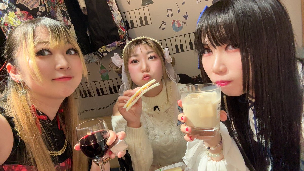 全員集合と琴浦さん(<a href="/mayuneko429/">琴浦マユウ☆完全復活のエビ🦐の人</a> )と‹‹\(´ω` )/››
