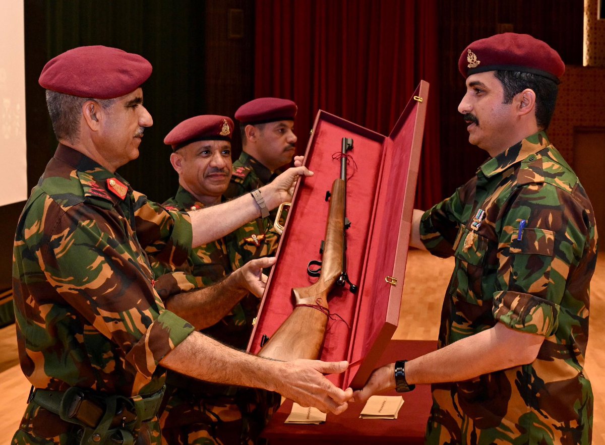 UFAQ_OM's tweet image. 🎖️ اللواء الحوسني يكرّم فريق الرماية تقديرًا لإنجازاته المشرفة.

📌كرّم  اللواء الركن سالم بن علي الحوسني قائد الحرس السلطاني العماني فريق الحرس السلطاني العماني للرماية.

•🏆 التكريم جاء بمناسبة تتويج الفريق بدرع عام بطولة قوات السلطان المسلحة (35) للرماية، بعد تحقيقه مراكز