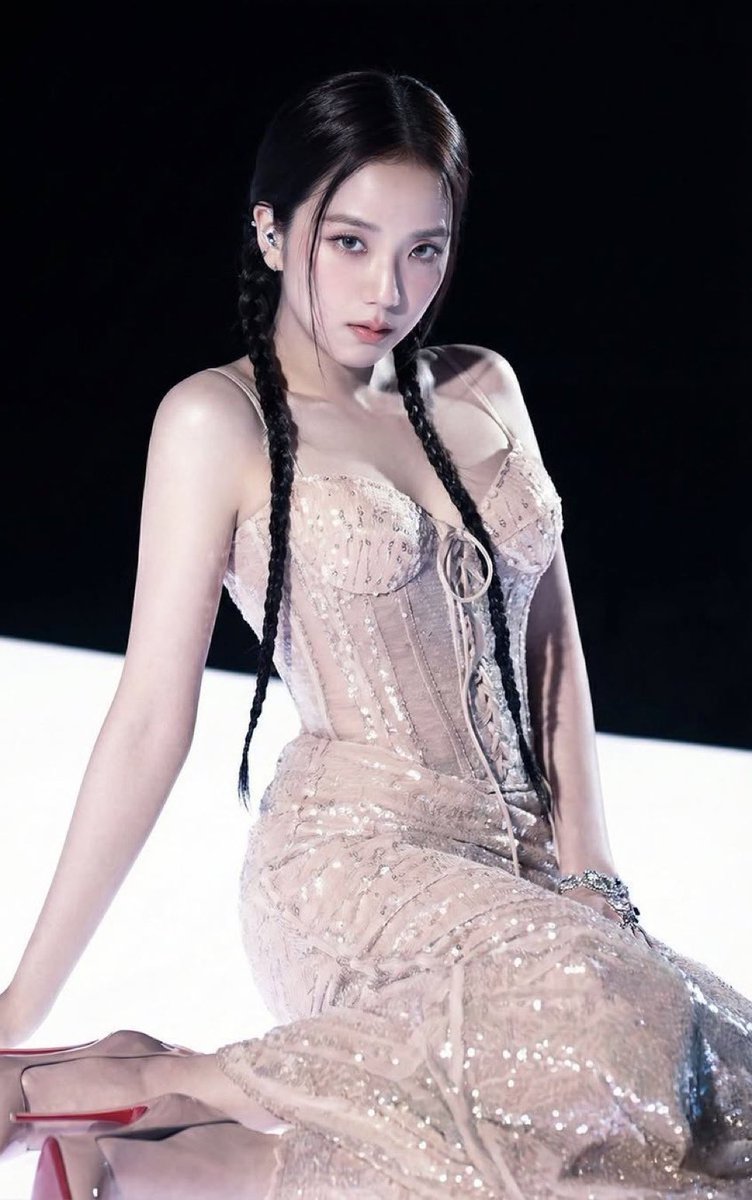 dvkseu's tweet photo. who the fuck decided to style this chic look with double braids https://t.co/dJudJi6rMz