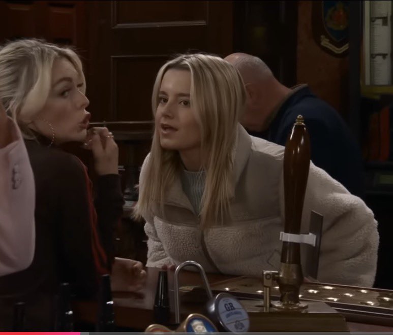 Izzy1728047's tweet photo. In my opinion same type of friendship, 18 years apart ✨❤️ #Swarla #CarlaConnor #MichelleConnor #BetsySwain #LaurenBolton https://t.co/R6eZsdg6SB