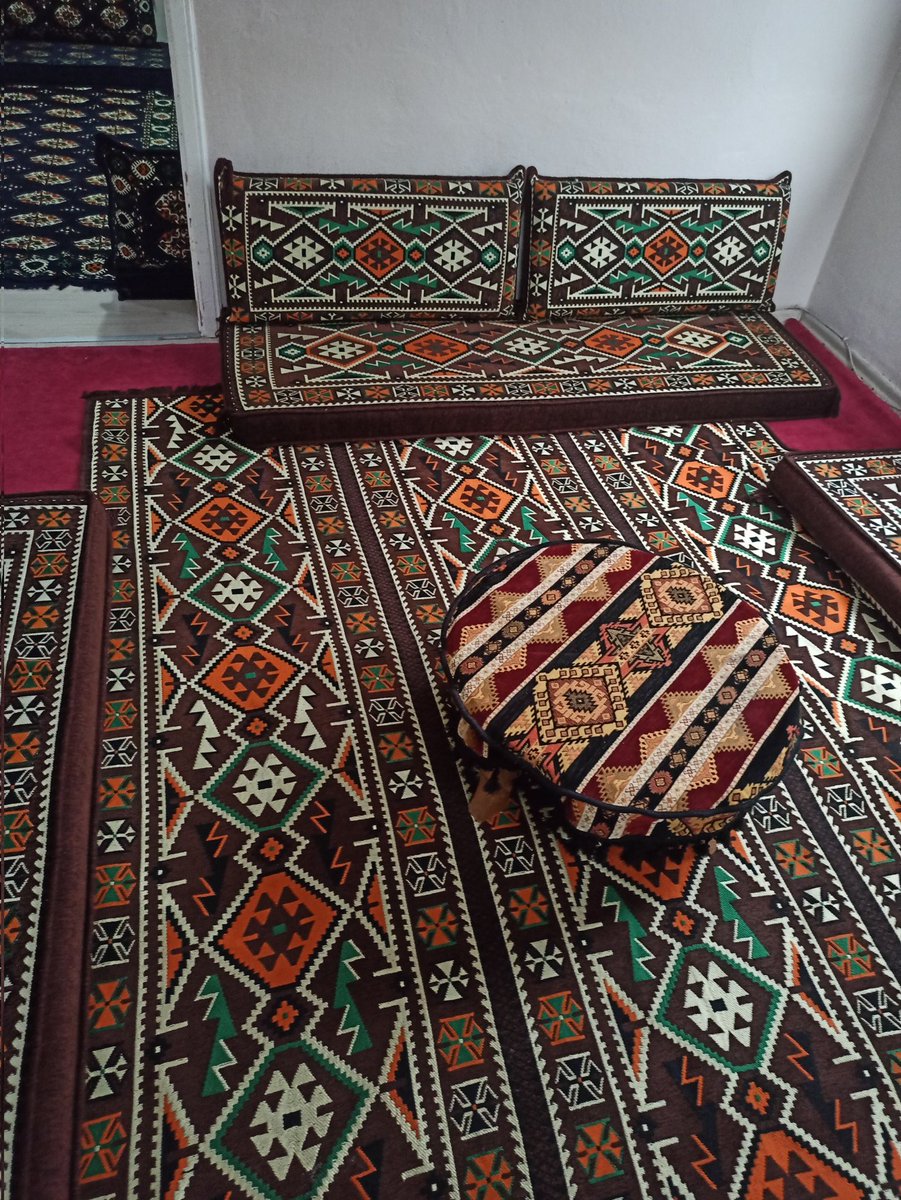 Şark köşemiz yenilendi, Molla Abdullah Asutay hocamıza bu inceliğinden dolayı teşekkür ederiz.
Bir insanın gönlüne dokunmanın neticesi, o gönlün naifliğini gösterir.
Ramazanı şerifte bol bol cüzler okunacak bu salonda ve dinlenceleein en güzeli yaşanacaktır.
#zıktesürkap #ziktê