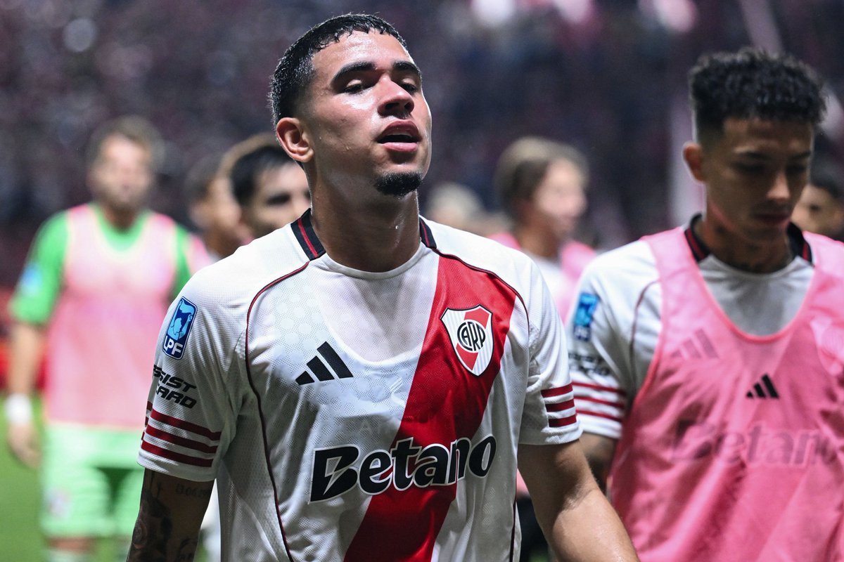 River Plate’s loan deal for Kendry Páez includes a ‘surprising clause’ in favour of the Argentine side, according to El Intransigente's journalist Renzo Pantich.

“Kendry Páez’s buy-back option is only activated if he doesn’t play in 50% of the matches for River Plate.”