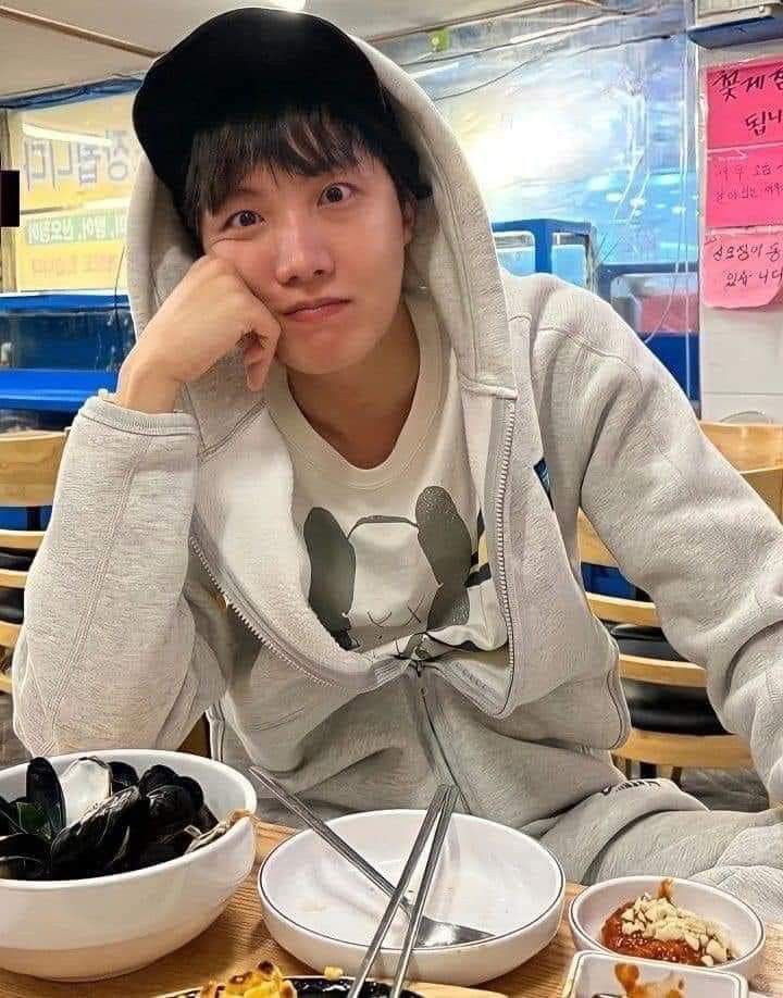 Mayiieee6's tweet photo. Happy Birthday to our sunshine, J-Hope ☀️✨ Your light, talent, and endless positivity make the world brighter every single day. Keep shining and dancing your way into our hearts. 💜🎉 #HappyJHopeDay https://t.co/wF88mRU2k8
