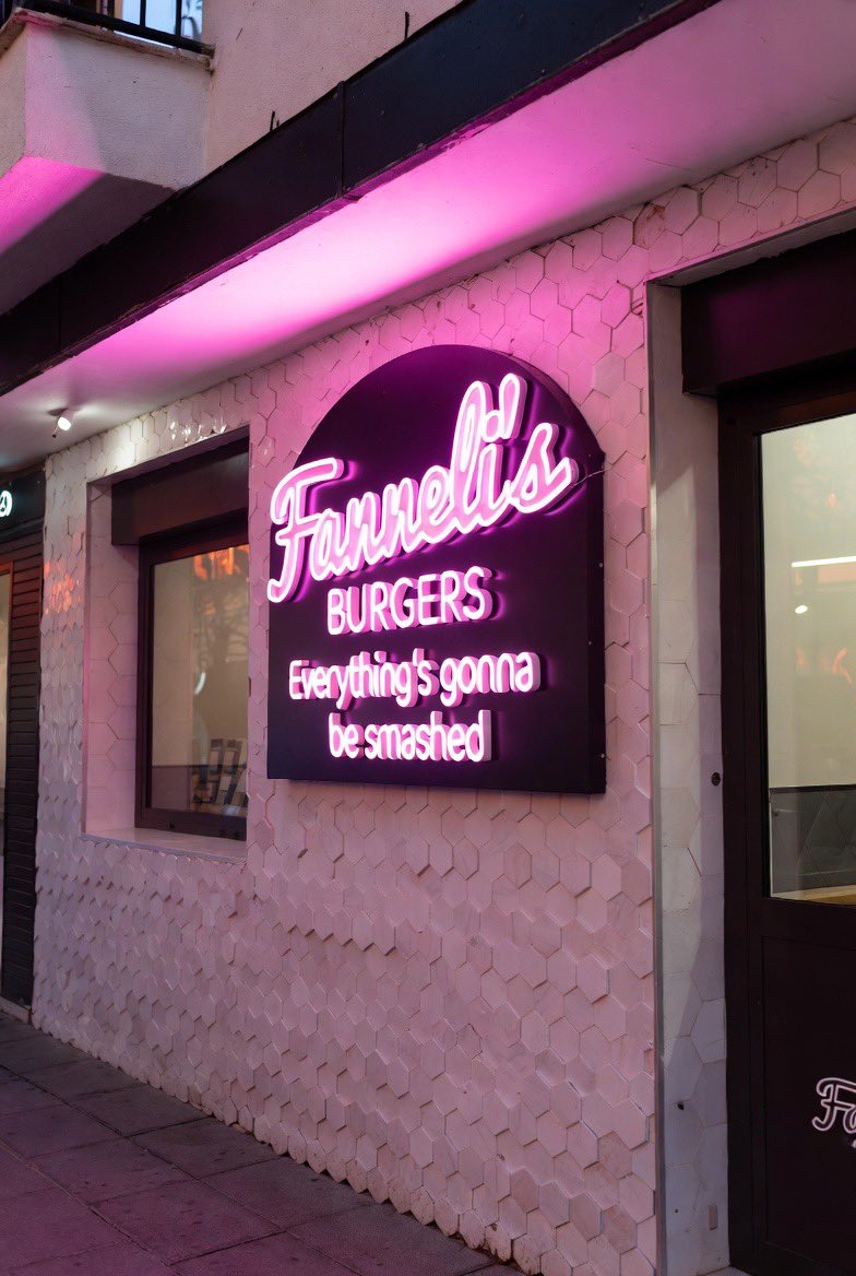 TheZombyPop's tweet photo. I’ll tell you what @TRobinsonNewEra if I was on the run from ISIS I wouldn’t be advertising that I’m in Fanneli’s Burgers in Alicante!!!
Everything’s gonna get derped!!!
👍🤘👌 https://t.co/oGuT3IbboE