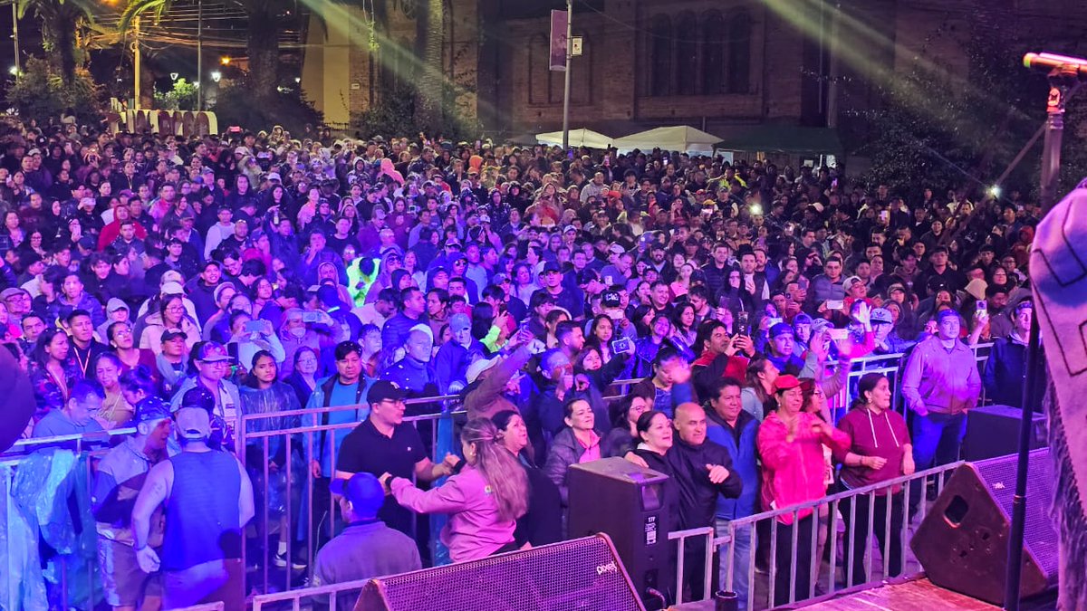 AzuayPrefectura's tweet photo. 🎉 ¡Una noche inolvidable en Gualaceo! 🎶
Cantamos y bailamos al ritmo de los #Jayac. 🎊
La alegría del #Carnaval se siente en todo el Azuay.🥳
#AzuayEsElDestino
#VisitAzuay
#JotaLloretPrefecto https://t.co/rgqJZ5Kl5e