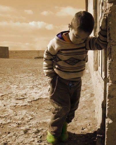 Her şey bir çocuğunun elini cebine soktuğu kadar boş.
Öznesi olmayan cümleler kadar anlamsız...
Ve senin “Naber?” soruna,
“Iyilik” dediğim kadar yalan!..               Mutlu akşamlar 🤗