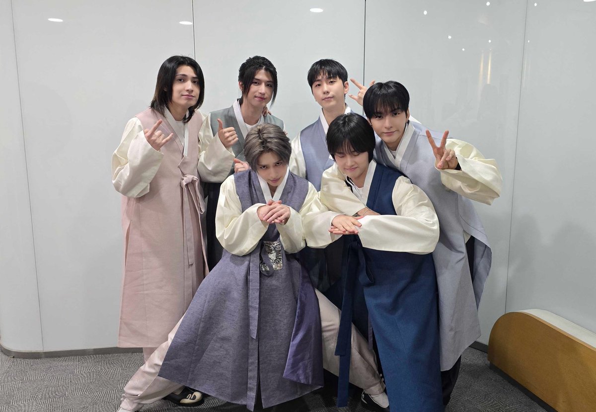 [ #Xtra_Scenes ]

설 기념 뎡디, 온디의 친친방 방문〰️
빌런즈 새해 복 많이 받아요✨

#XdinaryHeroes #엑스디너리히어로즈
#정수 #Jungsu
#가온 #Gaon
#WE_ARE_ALL_HEROES
#친한친구방송반