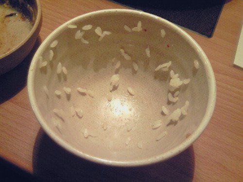 こんな感じで茶碗に米粒残す奴、ドン引きやわ