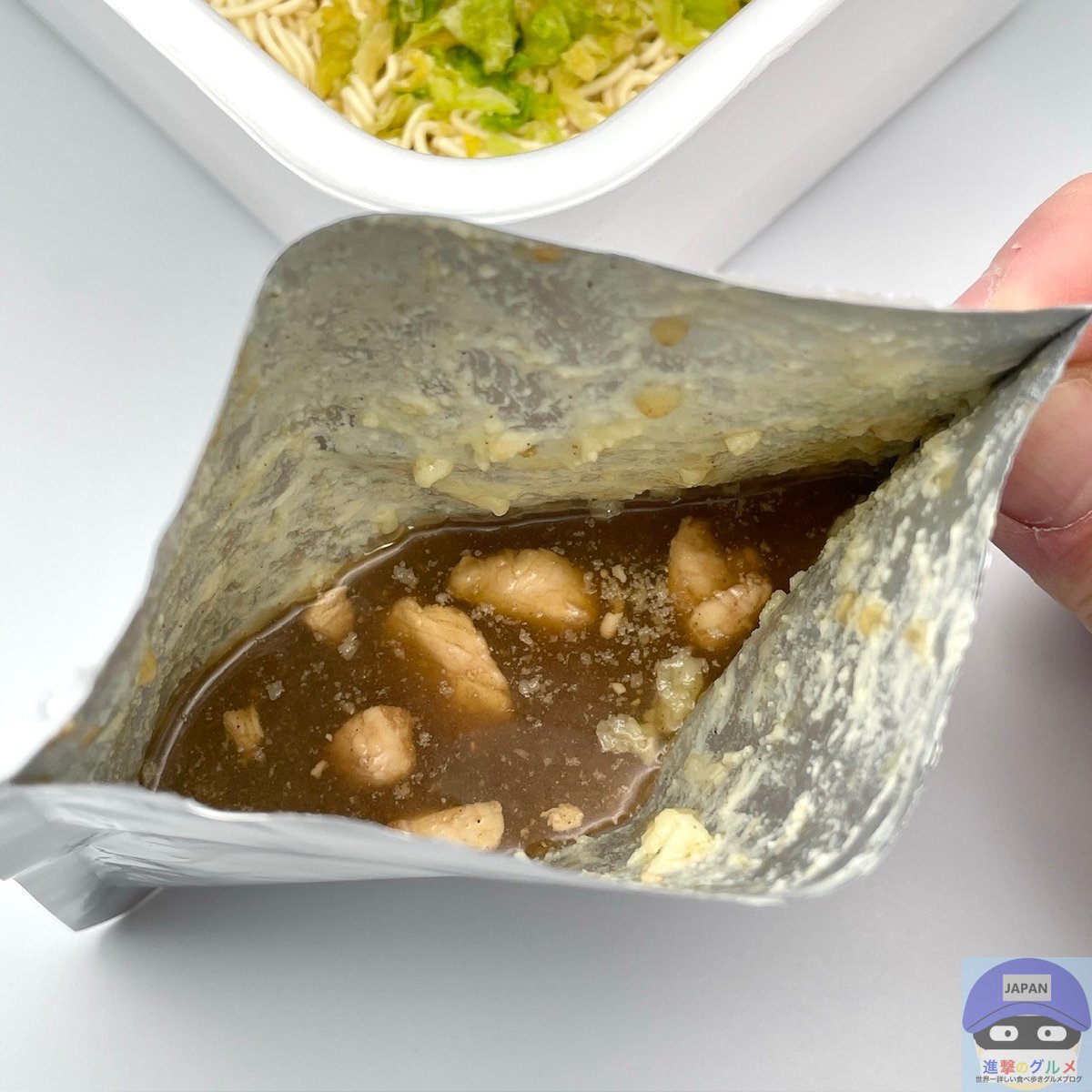 ファミマ限定「ペヤング プレミアム」は、レトルト豚肉、謎の中皿が