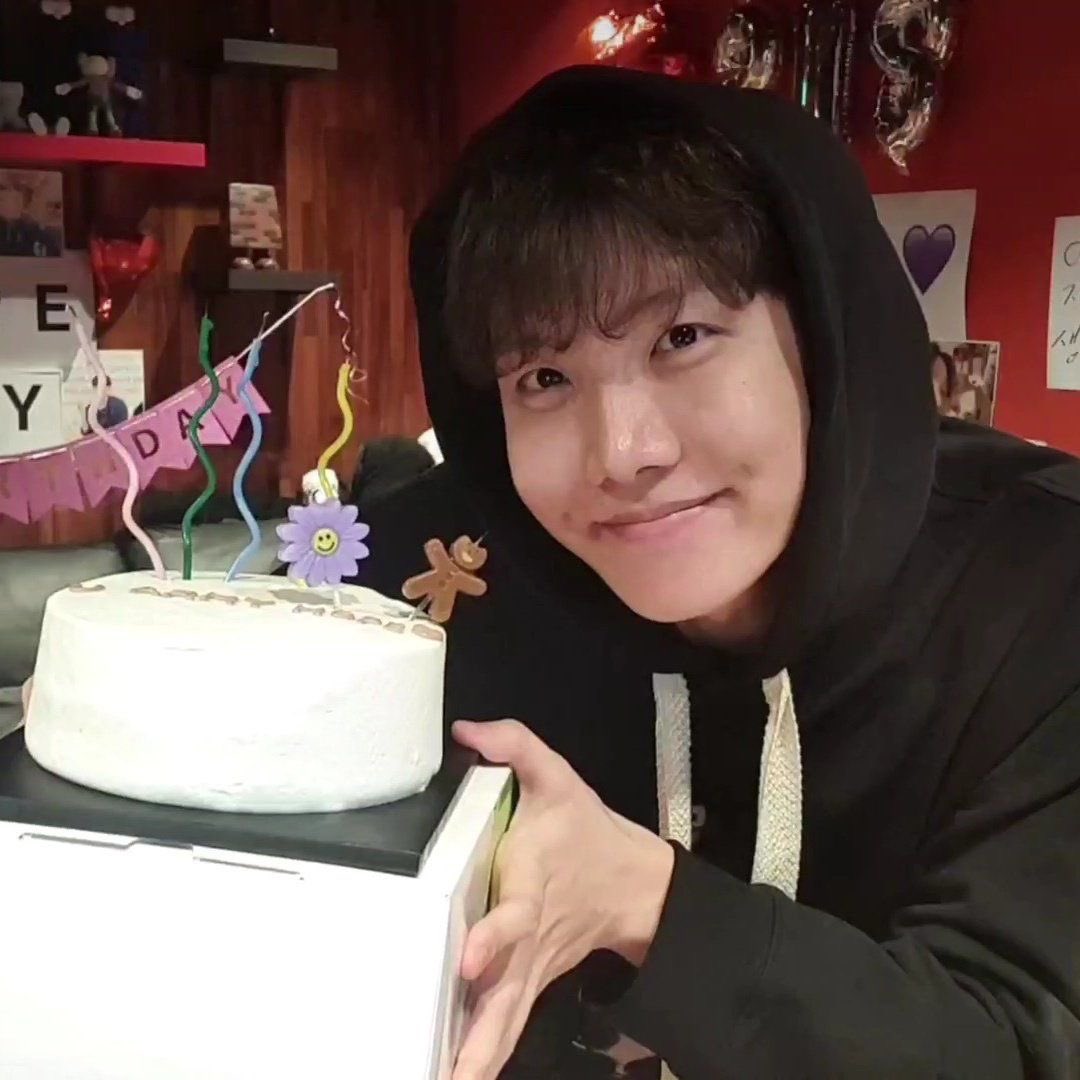 LOBTSVEX's tweet photo. HAPPY HOBI DAY 💜🫶🏻 #BTS #BTSARMY #HOSEOK #HOBIDAY
#HAPPYJHOPEDAY
#HAPPYBIRTHDAYJHOPE
#To_Be_Continued_218
#HOBIDREAMS2026
#WithjhopeAlways
#AnotherYearOfHope
#HopeBornToShine
#HopeBringsSweetDreams
#제이홉의하루가_사랑으��가득하길
#제이홉_생일복_많이받아 https://t.co/ELOwDJ8e8d