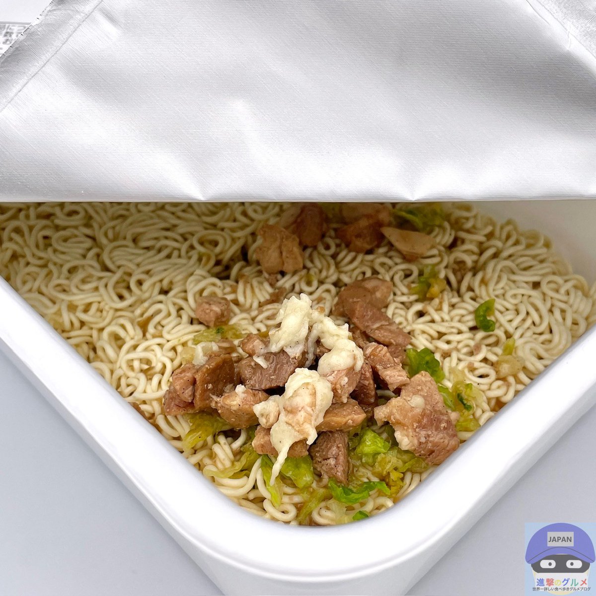 ファミマ限定「ペヤング プレミアム」は、レトルト豚肉、謎の中皿が