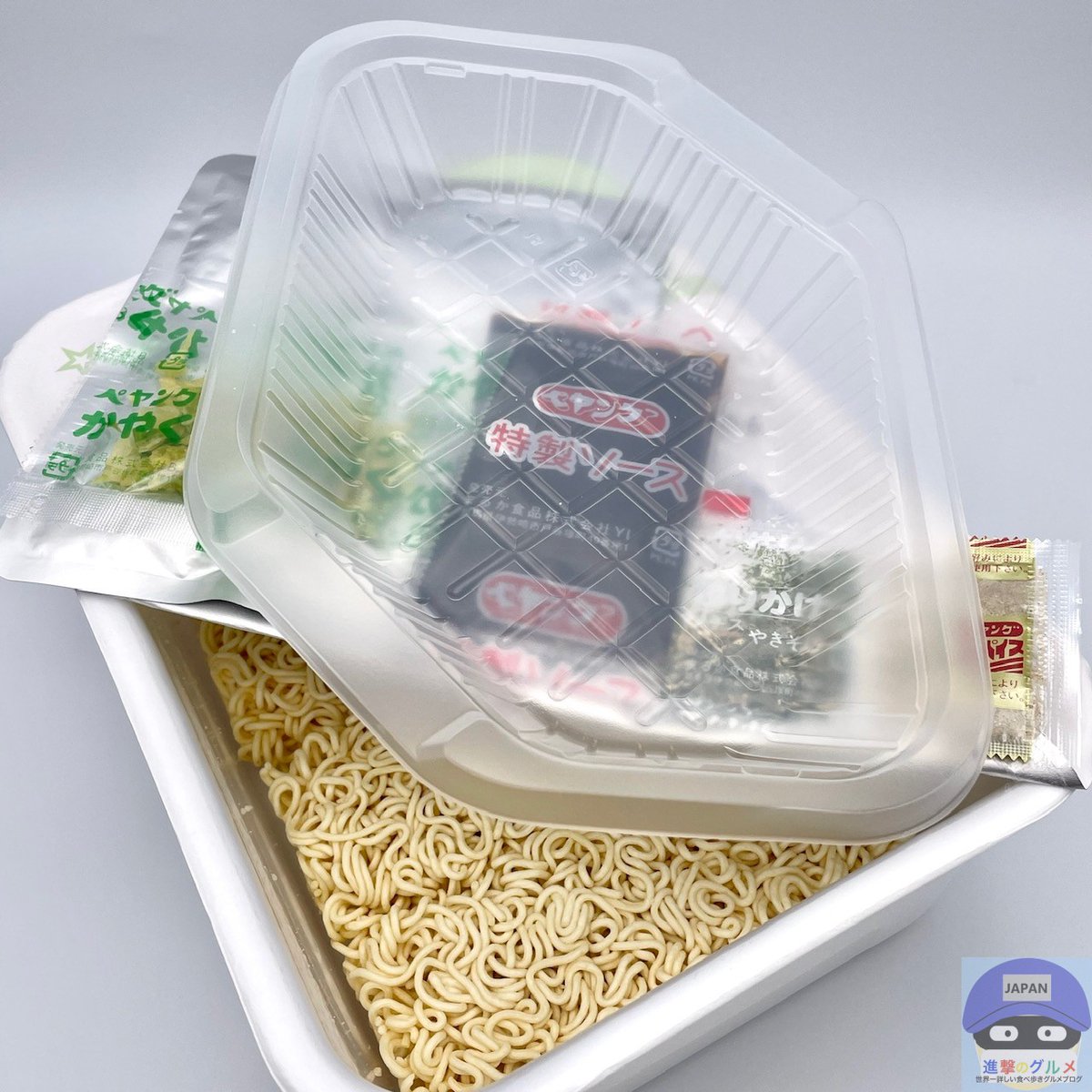 ファミマ限定「ペヤング プレミアム」は、レトルト豚肉、謎の中皿が