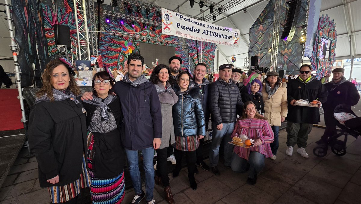 dipualba's tweet photo. 🎭#Villarrobledo demuestra que su Carnaval, además de hacer sonreír🤣, también sabe cuidar❤️
@santicenizate y @josetinajeros han acompañado a #AFA en su #ComidaSolidaria del Día del #OrgulloManchego
Una población volcada con las personas con Alzheimer🫂
https://t.co/5CKQFXoGxN https://t.co/VnF3r5dRMA