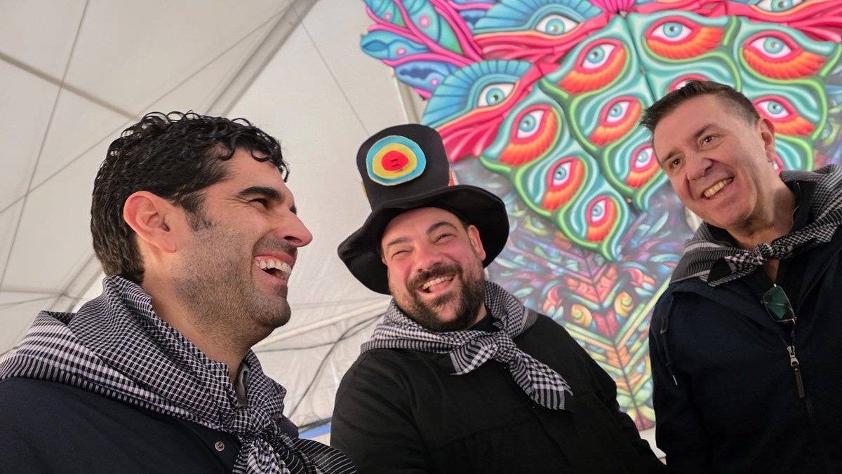 dipualba's tweet photo. 🎭#Villarrobledo demuestra que su Carnaval, además de hacer sonreír🤣, también sabe cuidar❤️
@santicenizate y @josetinajeros han acompañado a #AFA en su #ComidaSolidaria del Día del #OrgulloManchego
Una población volcada con las personas con Alzheimer🫂
https://t.co/5CKQFXoGxN https://t.co/VnF3r5dRMA