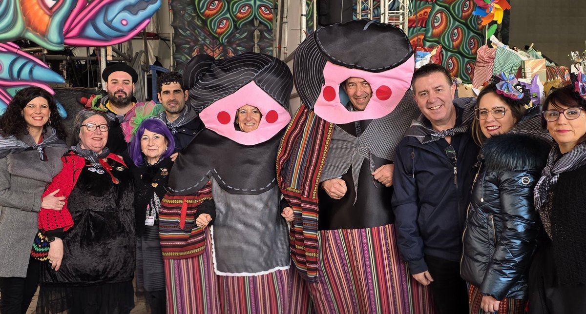 dipualba's tweet photo. 🎭#Villarrobledo demuestra que su Carnaval, además de hacer sonreír🤣, también sabe cuidar❤️
@santicenizate y @josetinajeros han acompañado a #AFA en su #ComidaSolidaria del Día del #OrgulloManchego
Una población volcada con las personas con Alzheimer🫂
https://t.co/5CKQFXoGxN https://t.co/VnF3r5dRMA