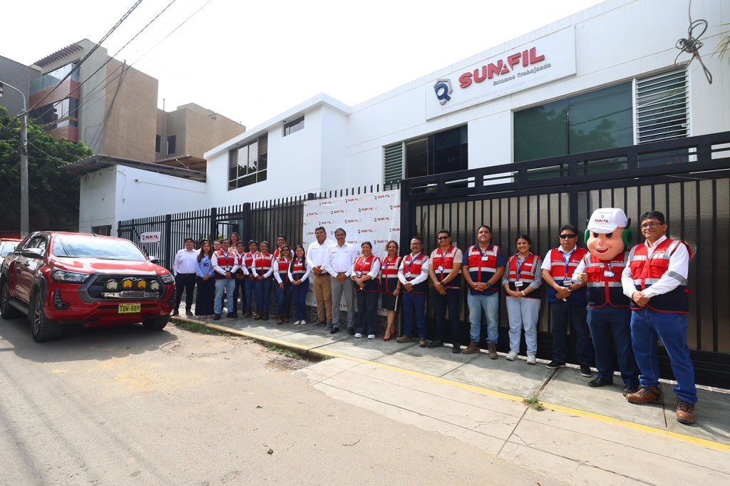 MTPE_Peru's tweet photo. ¡Fortaleciendo la fiscalización laboral en Lambayeque! 💼✨
El ministro Óscar Fernández, junto al superintendente de la @SunafilPeru, Edgar Vallejos, supervisaron las instalaciones y se reunieron con la intendente regional y equipo técnico de la Sunafil. #NotaDePrensa https://t.co/fknPYsz9HH