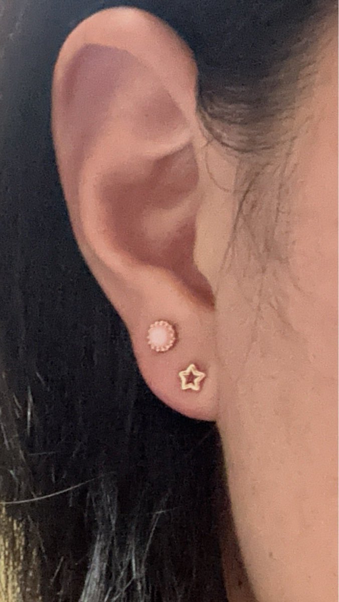 Curtis4Mrs's tweet photo. そいえば両耳ピアス開けたぞー
※左ふたつ右ひとつ(意味はない) https://t.co/vGiOMQlBj2